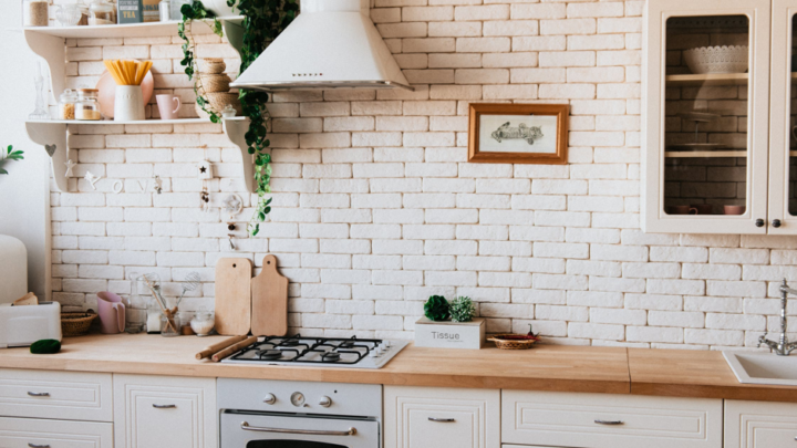 Læg overskabene på hylden – indret dit køkken med hylder