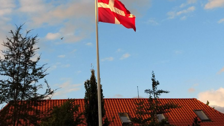 Glasfiberflagstænger – derfor er de på vej ind i de danske haver
