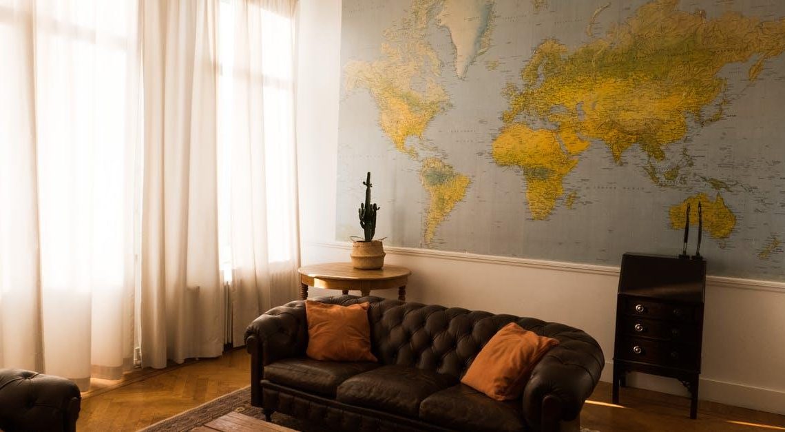 Dekorer væggen med et verdenskort billede