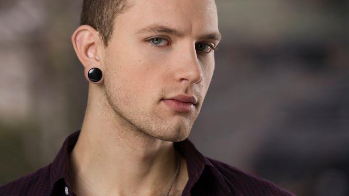 Øreringe til mænd: En stilguide til det moderne look